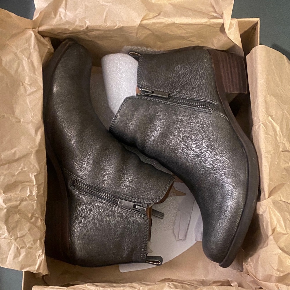 Lucky metallic Charcoal Ankle Booties